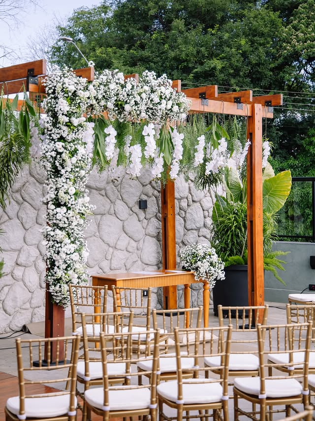Altar decorado com flores